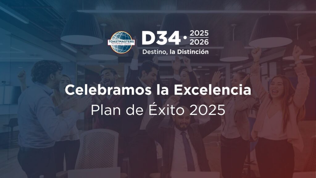 Socios de Toastmasters celebrando la entrega del Plan de Éxito 2025 en el Distrito 34